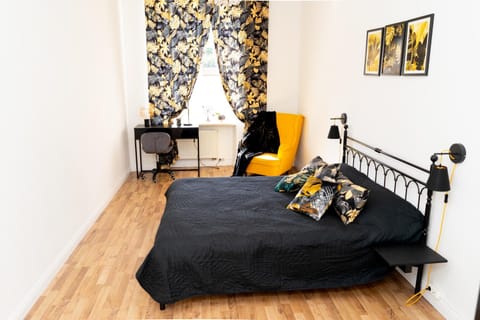 Bed, Living room, Photo of the whole room, Seating area, Bedroom