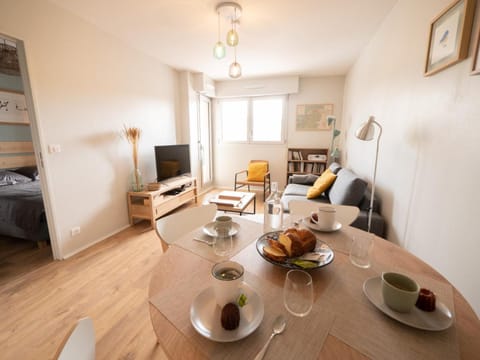 TV and multimedia, Living room, Food and drinks, Seating area, Dining area, Food