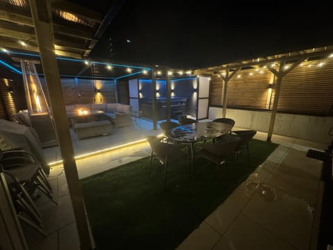 5 Bed Town House With Additional Luxury Hot Tub And Within City Centre And Sleeps Up To 11 With Sky And Netflix Apartment in Birmingham