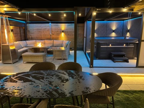 5 Bed Town House With Additional Luxury Hot Tub And Within City Centre And Sleeps Up To 11 With Sky And Netflix Apartment in Birmingham