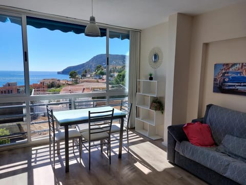 Vistas al mar. Junto a la playa. Garaje y piscina. Apartment in Calp
