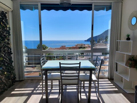 Vistas al mar. Junto a la playa. Garaje y piscina. Apartment in Calp