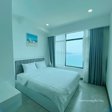 Bed, Natural landscape, Photo of the whole room, Bedroom, Sea view