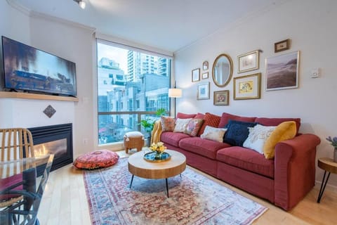Heart of Downtown King Suite/Parkng/Pool/Gym/Sauna Apartment in Vancouver