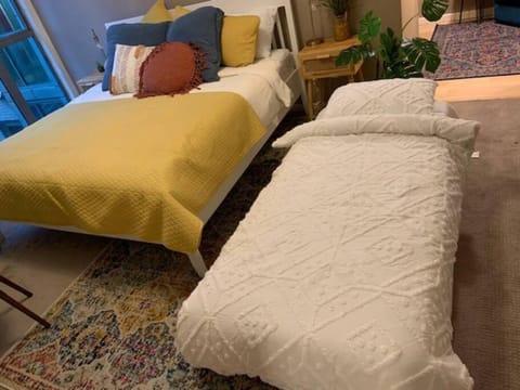 Heart of Downtown King Suite/Parkng/Pool/Gym/Sauna Apartment in Vancouver