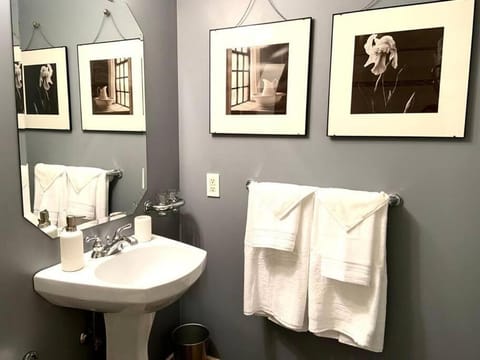 Heart of Downtown King Suite/Parkng/Pool/Gym/Sauna Apartment in Vancouver