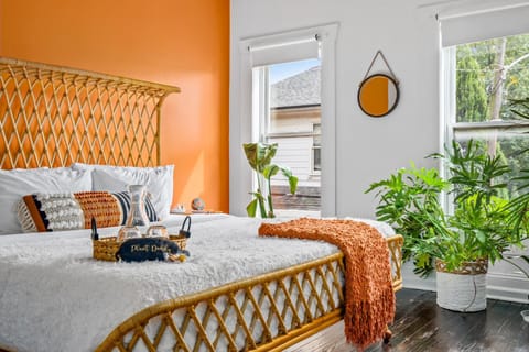 Property building, Bed, Garden, Living room, Photo of the whole room, Seating area, Bedroom, Garden view