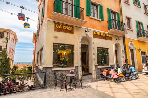 Property building, Patio, Facade/entrance, Balcony/Terrace, Location