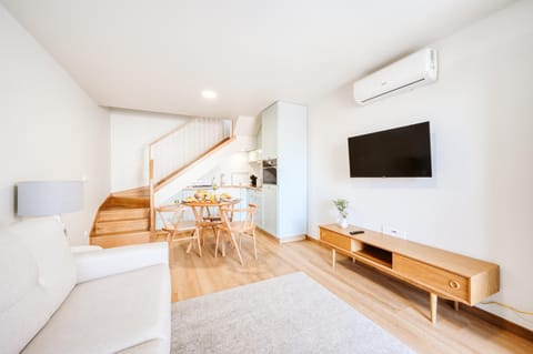 TV and multimedia, Living room, Seating area, air conditioner