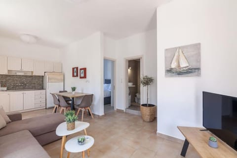 TV and multimedia, Kitchen or kitchenette, Living room, Seating area, Dining area