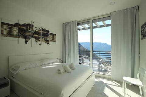 Bed, Natural landscape, Photo of the whole room, Bedroom, Mountain view, towels