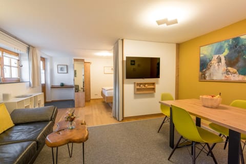 TV and multimedia, Living room, Seating area, Dining area, Evening entertainment