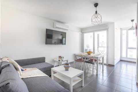 Communal lounge/ TV room, TV and multimedia, Living room, Seating area, Dining area, air conditioner
