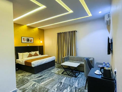 Bed, TV and multimedia, Photo of the whole room, Seating area, Bedroom