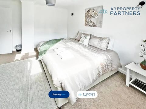 Premium Deal l Hill View Home l Last-Minute Offer l Cheltenham l AJ Properties l Perfect for Short or Long Stays l 4Beds 4Bedrooms House in Cheltenham