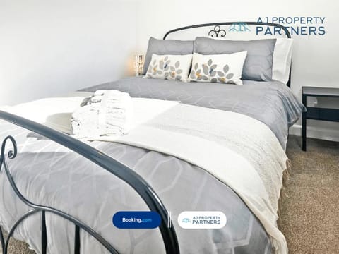 Premium Deal l Hill View Home l Last-Minute Offer l Cheltenham l AJ Properties l Perfect for Short or Long Stays l 4Beds 4Bedrooms House in Cheltenham