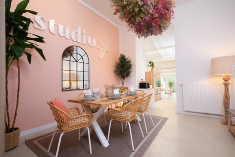 Seating area, Dining area