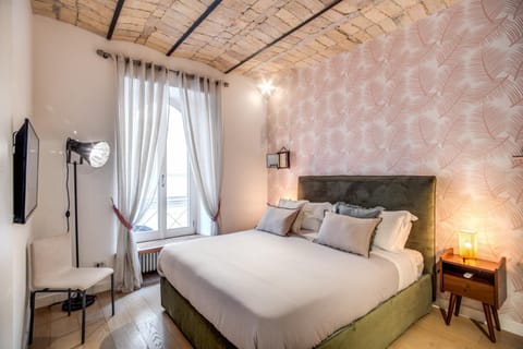 Bed, TV and multimedia, Photo of the whole room, Bedroom
