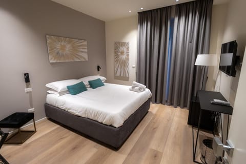 Bed, TV and multimedia, Bedroom, hair dresser