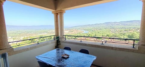 Appartement vue panoramique au domaine et golf de pont royal Apartment in Mallemort