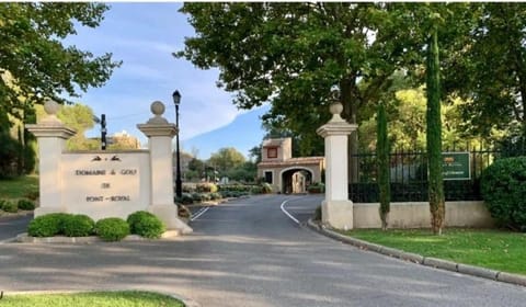 Appartement vue panoramique au domaine et golf de pont royal Apartment in Mallemort