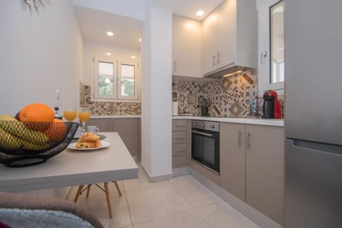 Kitchen or kitchenette, Dining area, oven, stove