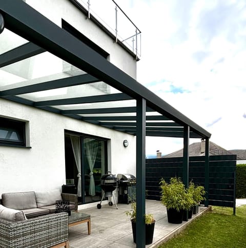 Property building, Day, Garden, Balcony/Terrace, Balcony/Terrace, Seating area, Garden view
