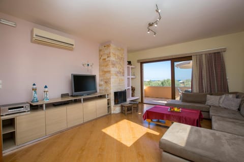 Communal lounge/ TV room, TV and multimedia, Living room, Seating area, Evening entertainment, air conditioner