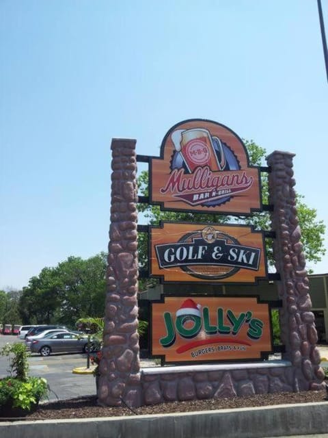 Golf 27 holes Family Solo Eco Resort Wisconsin Dells 10 minutes Ski & Tubing 2 Bedroom Suites Full Kitchen Living Room Patio Apartment hotel in Dellona