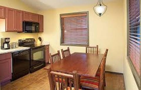 Golf 27 holes Family Solo Eco Resort Wisconsin Dells 10 minutes Ski & Tubing 2 Bedroom Suites Full Kitchen Living Room Patio Apartment hotel in Dellona