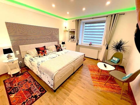Bed, TV and multimedia, Living room, Photo of the whole room, Seating area, Bedroom