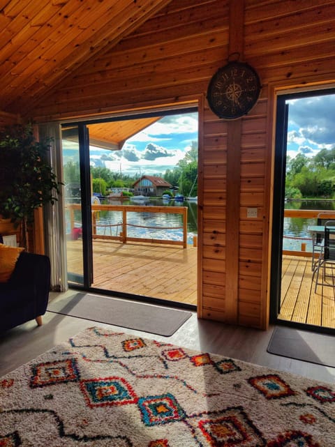 Property building, View (from property/room), Balcony/Terrace, Living room, Dining area, River view