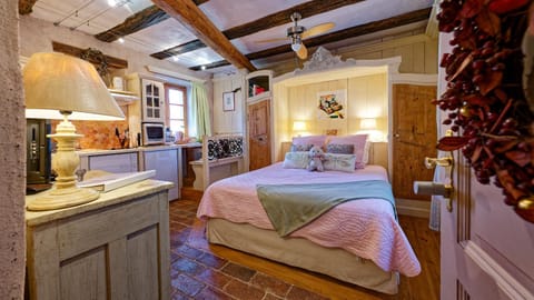 Bed, Kitchen or kitchenette, Photo of the whole room, Bedroom