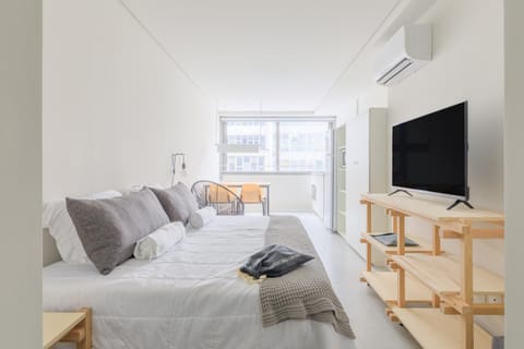 Bed, TV and multimedia, Photo of the whole room, wardrobe, air conditioner