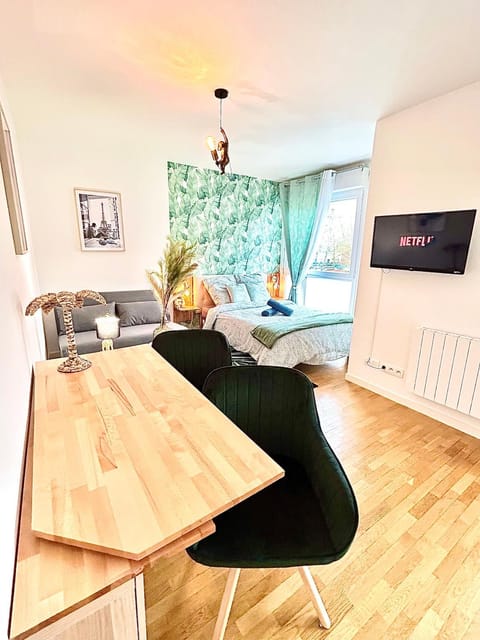 Communal lounge/ TV room, TV and multimedia, Living room, Seating area, Dining area