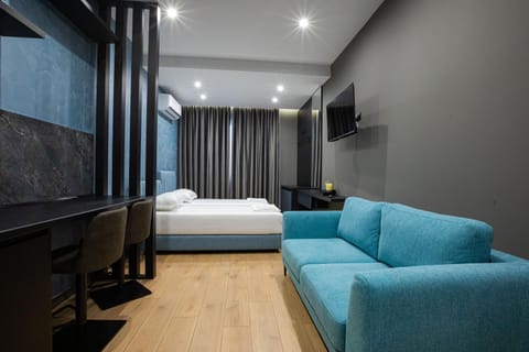 Bed, TV and multimedia, Living room, Photo of the whole room, Seating area, Bedroom
