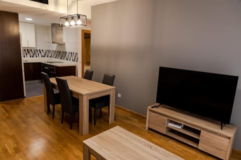 TV and multimedia, Living room, Seating area, Dining area, Evening entertainment