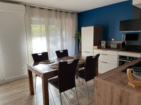 Dining area, minibar, pet friendly, stove