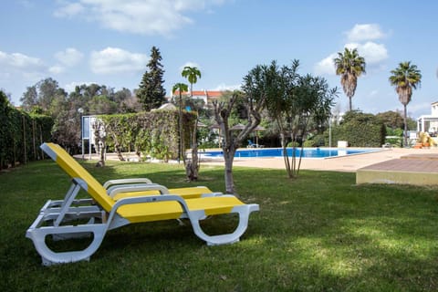 Swimming pool, sunbed