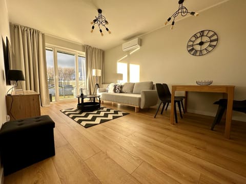 TV and multimedia, Living room, Seating area, Dining area, air conditioner