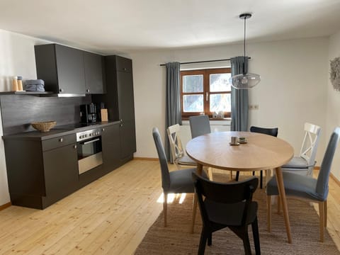 Kitchen or kitchenette, Seating area, Dining area, pet friendly