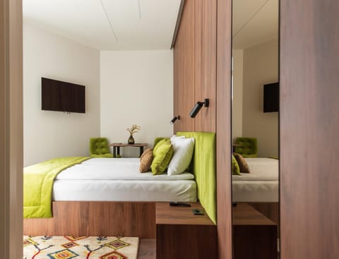 Bed, TV and multimedia, Living room, Photo of the whole room, Seating area, Bedroom