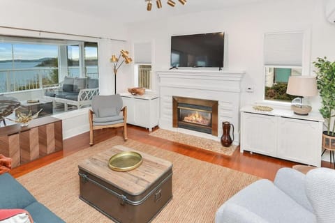 The Beach House Suite by EMR Vacation Rentals Apartment in Chemainus