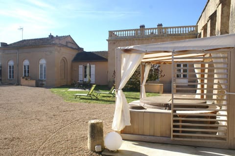 Property building, Patio, Hot Tub, Spa and wellness centre/facilities, Garden view