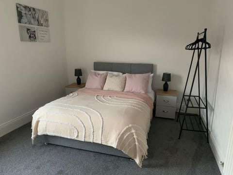 The Crown - Modern & Stylish Home from Home near Hopetown House in Darlington