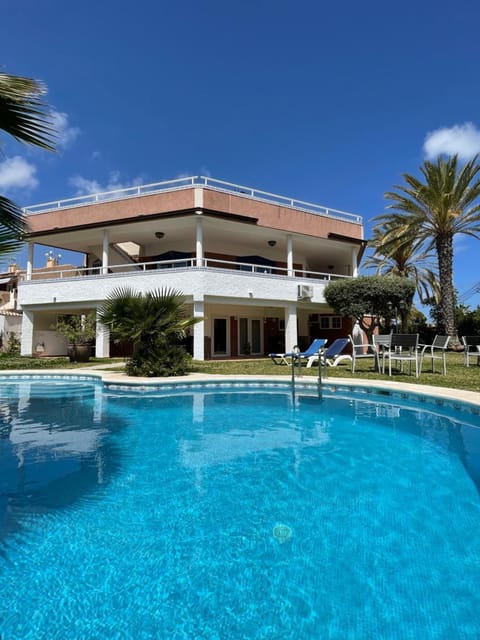 Property building, Day, Pool view, Swimming pool, sunbed