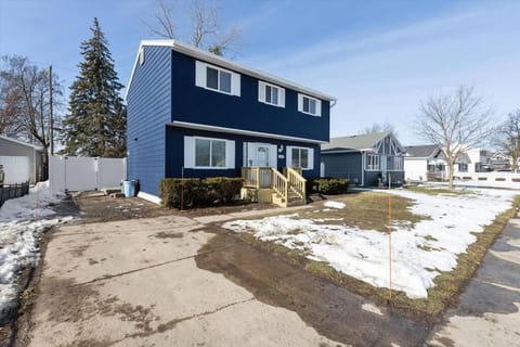 Pet-Friendly Large-Group Oasis Apartment in Bay City