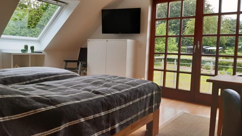 Bed, TV and multimedia, Photo of the whole room, Bedroom