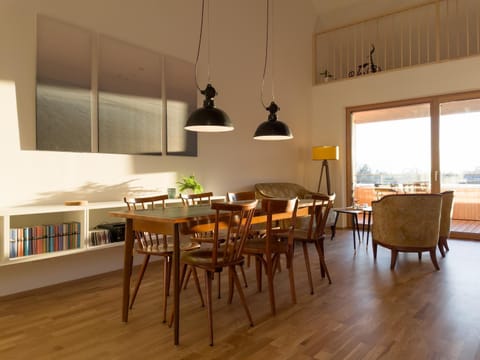 Seating area, Dining area