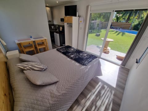 Bed, Garden, TV and multimedia, Kitchen or kitchenette, Photo of the whole room, Seating area, Dining area, Bedroom, Garden view, towels